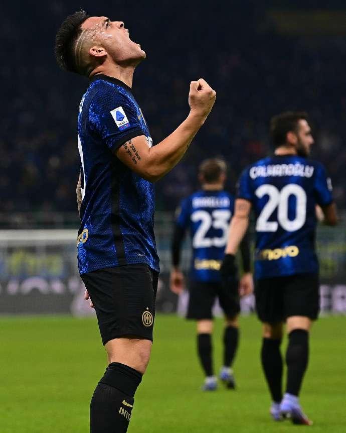 对比下当下的利物浦与克洛普时期的利物浦。上赛季利物浦英超夺冠，主力中锋是伪9类型