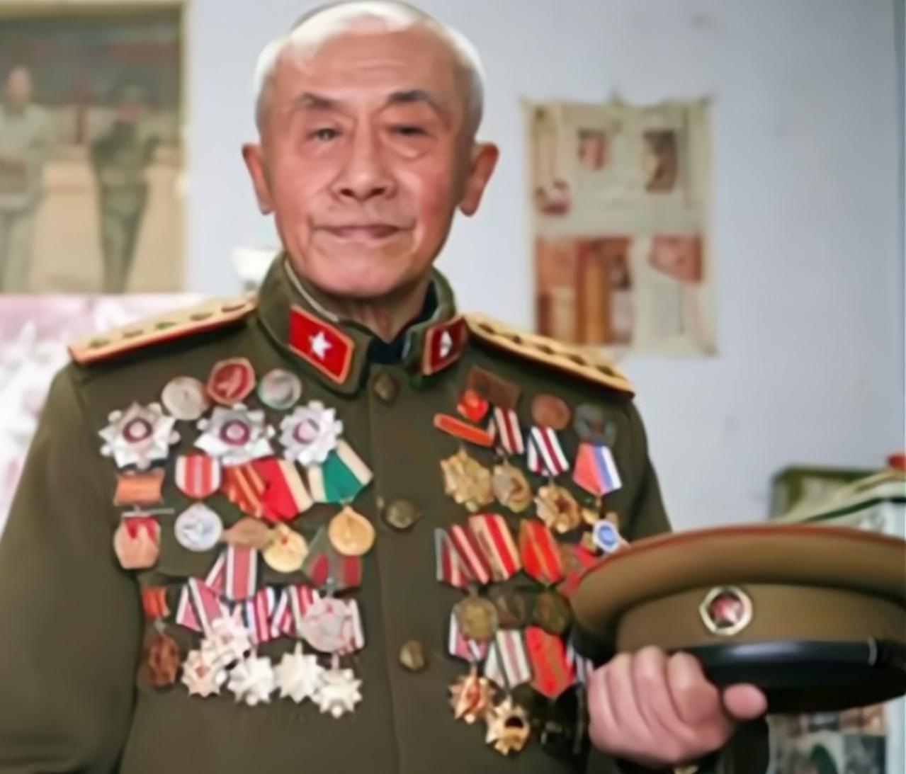 1938年夏天的一个夜晚，身为八路军386旅772团步兵班长肖万世，猛地从炕上弹