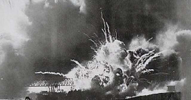1978年，一名中国海军官兵偷偷打开军舰武器库大门，一把火点燃了武器炸药，导致舰