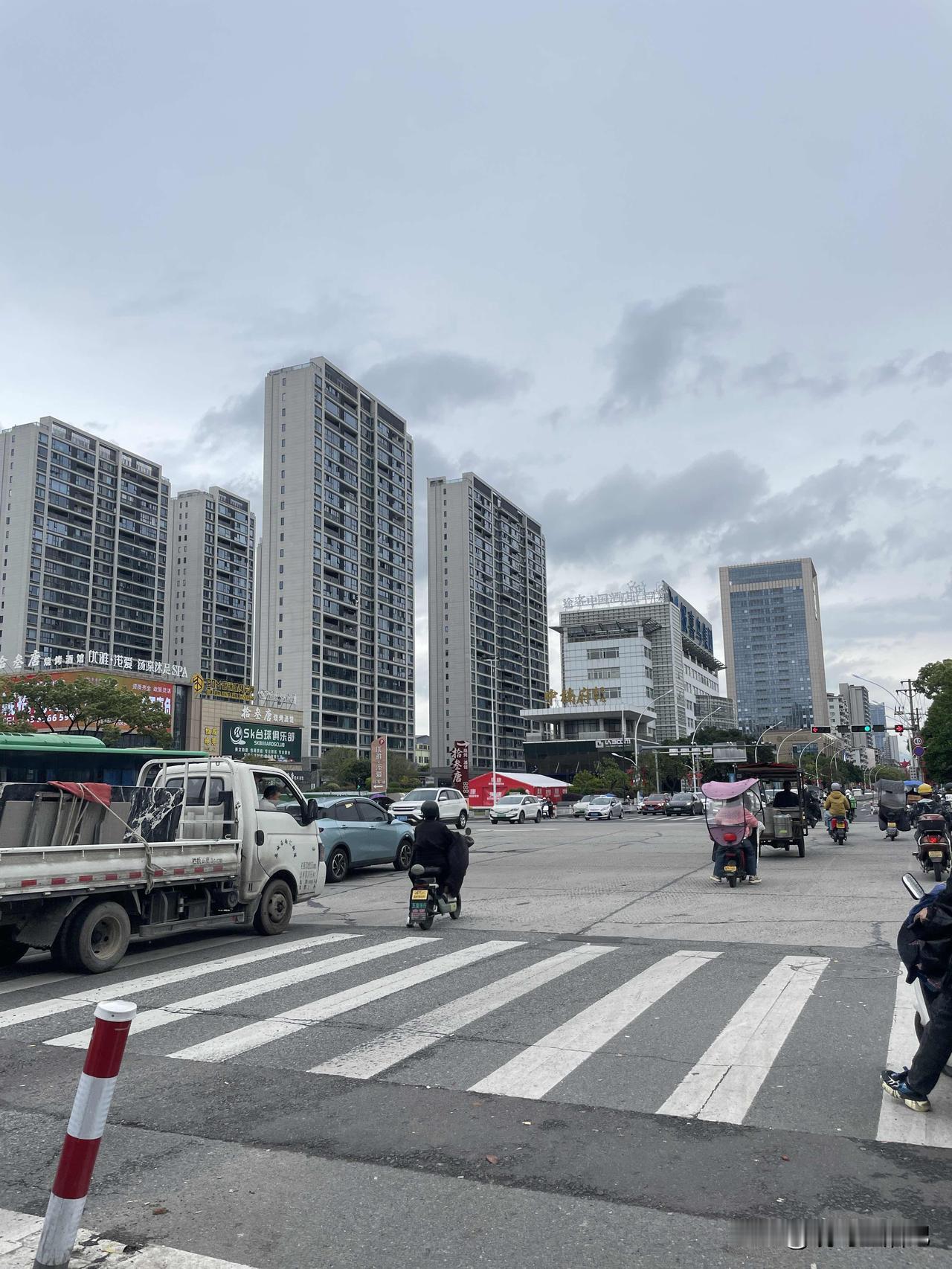 当年我去一家楼盘看房子，进售楼处无人搭理，随后在另一楼盘得到热情接待，果断买了。