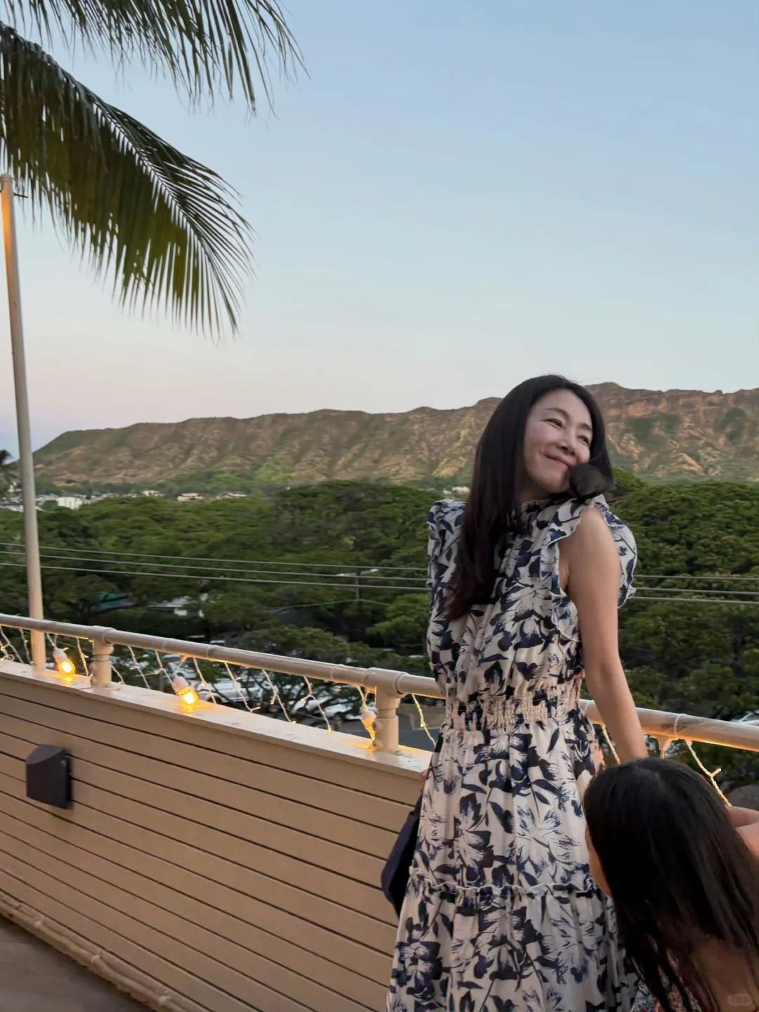 51岁的崔智友和女儿在夏威夷度假，她女儿已经6岁多了。​​​