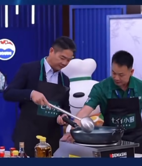 刘强东直播做饭时灶突然出问题，张口就嘲：“这煤气灶不会是从马云那买的吧”，这