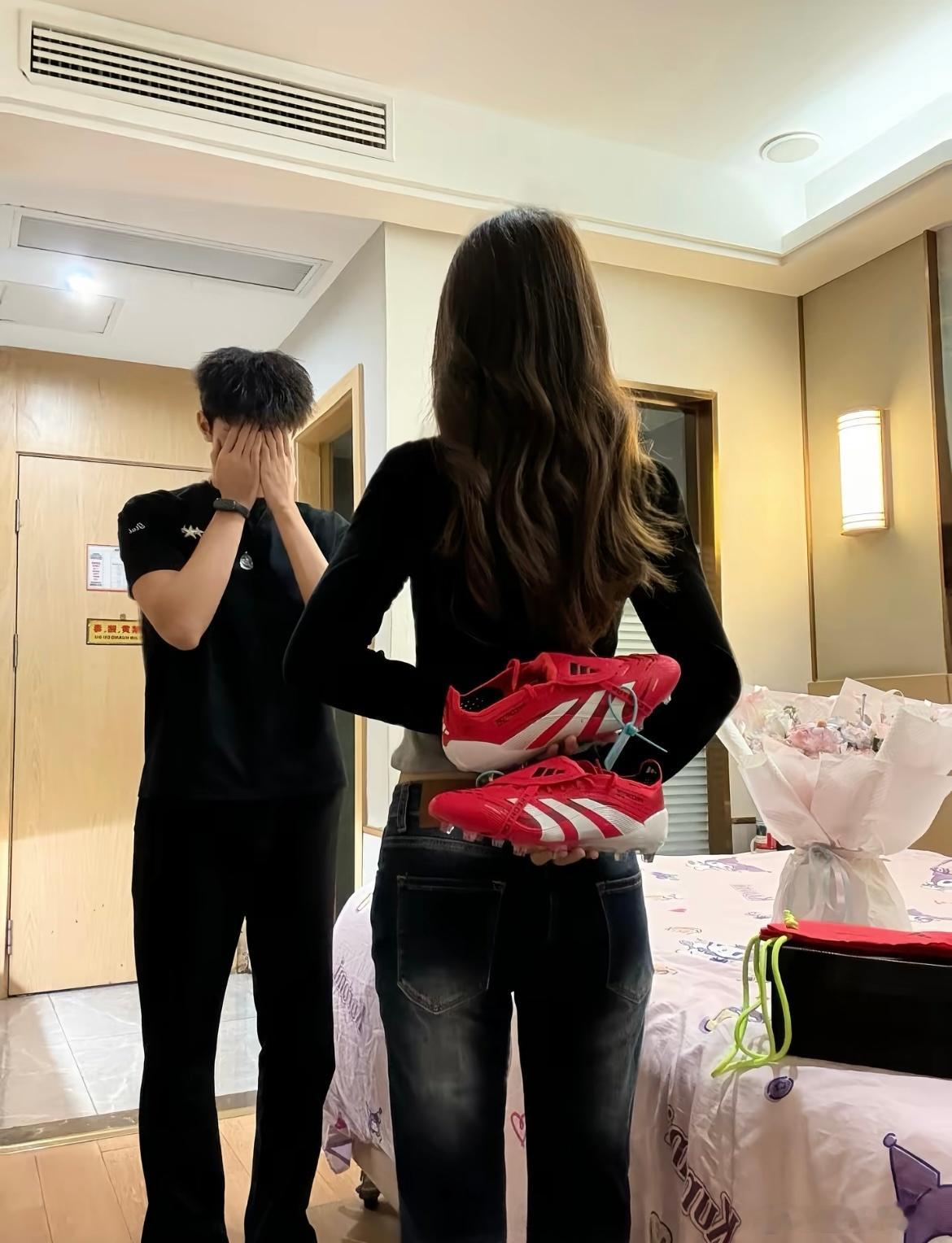 她不懂足球，但她懂热爱足球的我。