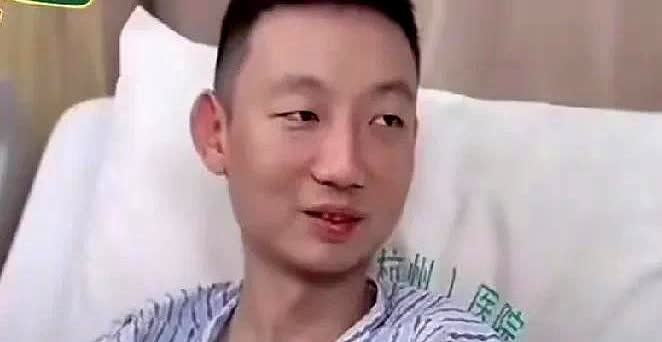 看姚策这个表情，是不是特别尴尬！这是姚策住院时，他问他亲妈杜新枝，“你和