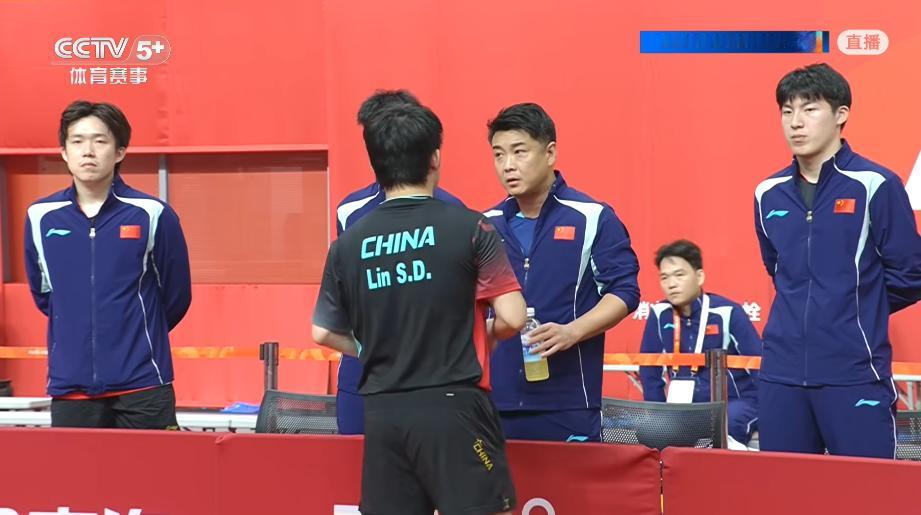 林诗栋2-1领先的时候，大家注意到王楚钦的表情了吗？一脸的生无可恋，似乎是对