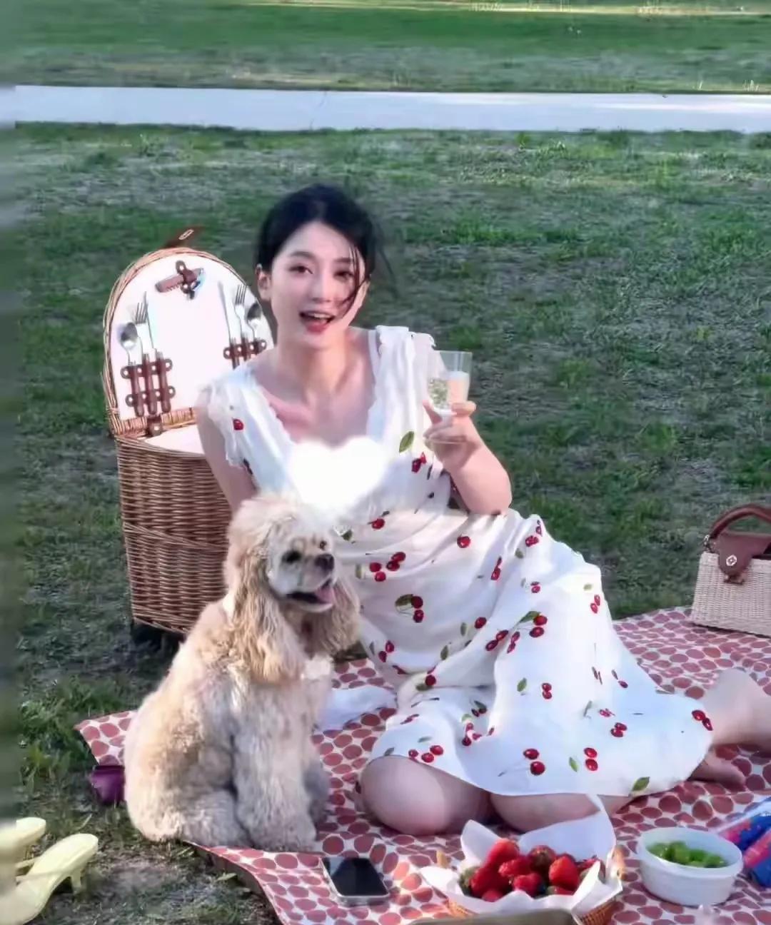 乔欣好漂亮啊！妥妥的女神一枚！头发高高盘起，皮肤白皙透亮，浑身散发着一股魅力。