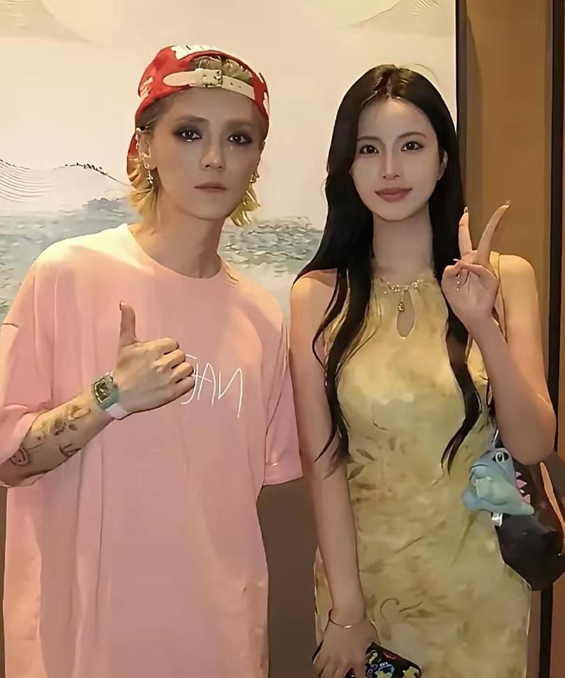 关晓彤提着五十米大刀赶在路上