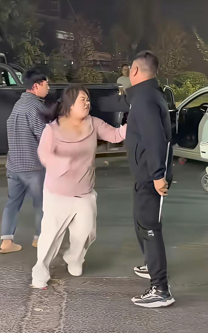老公得知老婆处个小男友网友们纷纷想买件粉色衣服她们不知自己差哪了！​​​
