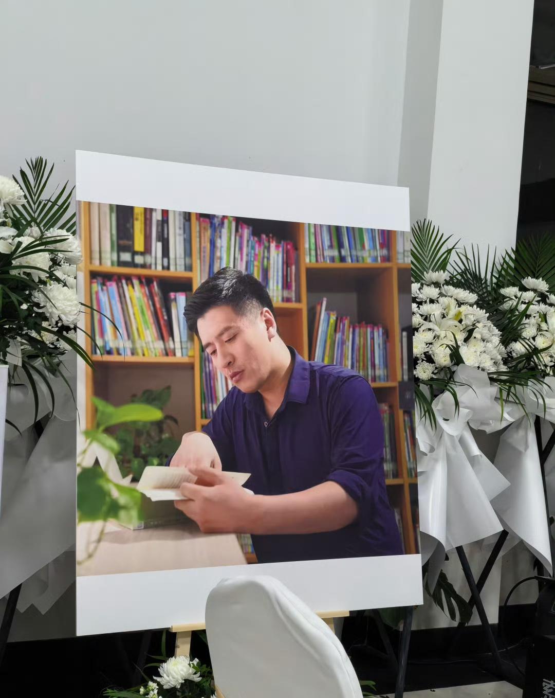 假如张老师看到，上万陌生人来他的告别式，会是什么反应呢？我让ai仿照他的语气