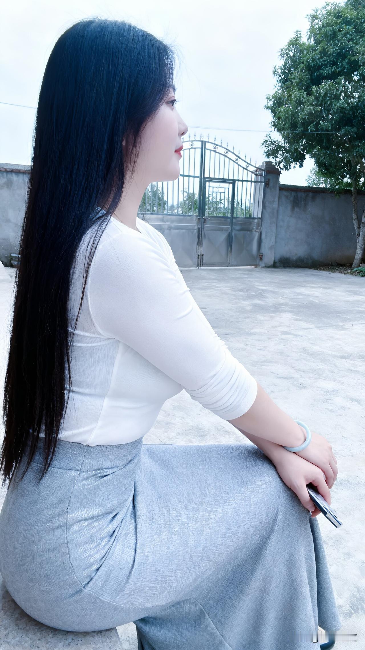 随手一拍就是大片！这“清冷白月光”气质，谁顶得住？这真的是农村小院吗？明明就