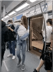 什么叫投机取巧？​‎͏ 这位姑娘，用行动给出了生动示范……地铁车厢