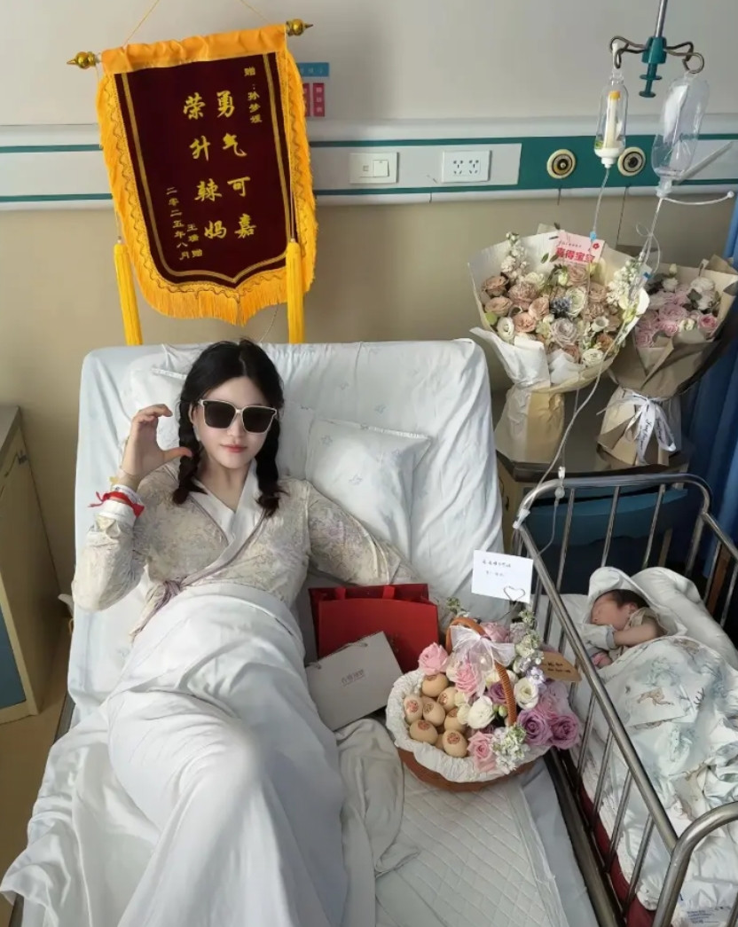 看看人家这！生孩子仪式感满满的，锦旗都安排上了，这女人在家老公一定宠的不行吧～