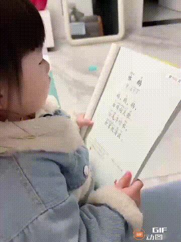 笑不活了！黑龙江一位妈妈教女儿背诵古诗，妈妈让女儿背的是《咏鹅》，谁料女儿一张口