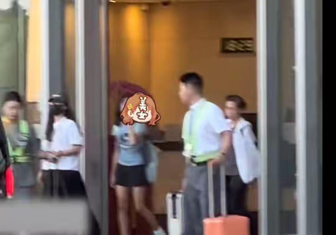 玲花一家三口回北京，12岁女儿身高疯长超过妈妈，看着有170了