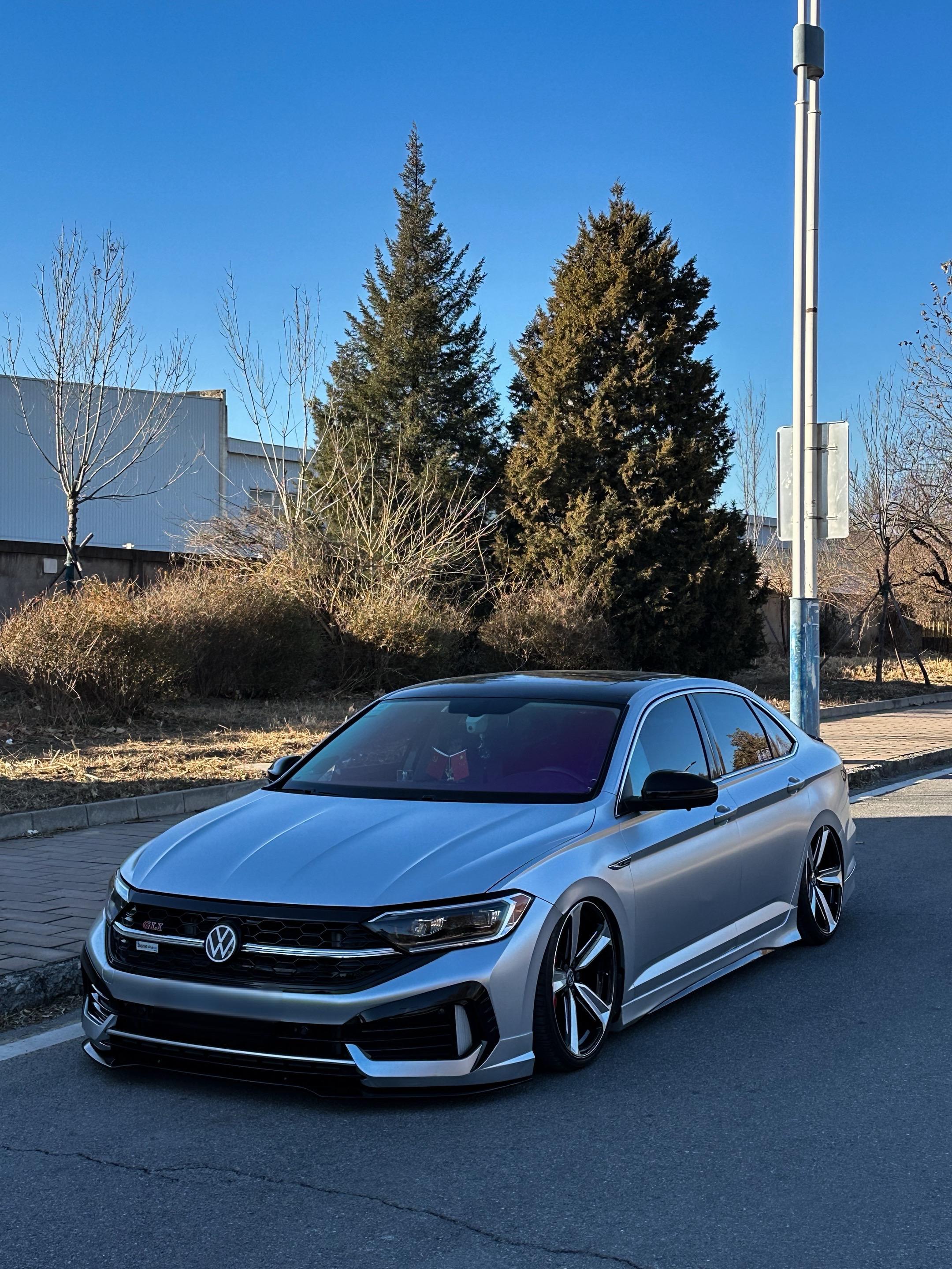 生活好累，连你也趴下了。