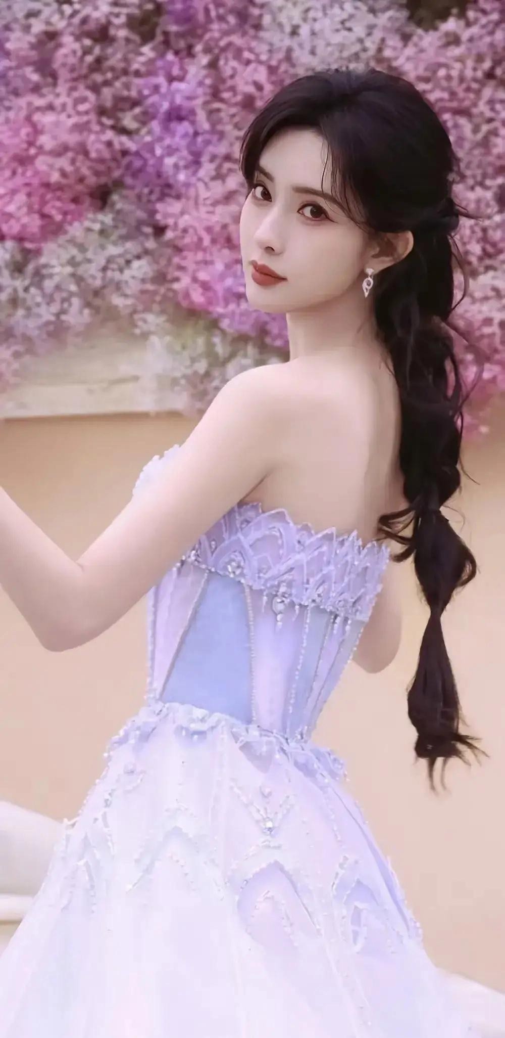 孟子义这身紫色造型确实挺抓眼，把那种温柔又带点小浪漫的气质拿捏住了。不过话说回来