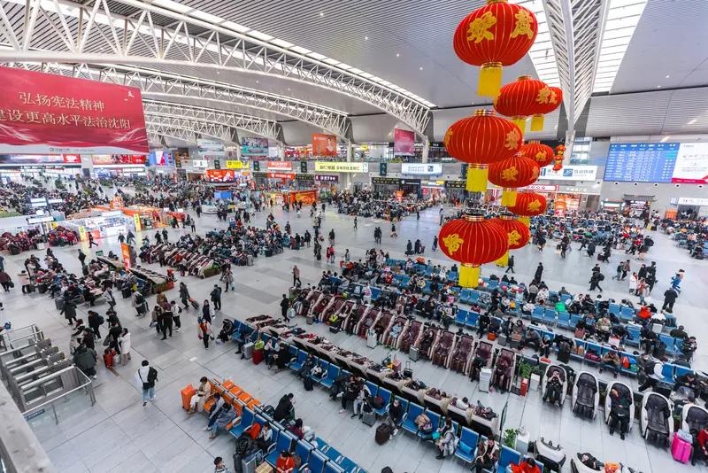 全国首个春运客流量破500万的机场诞生啦，这数据简直惊人！想象一下那机场里人挤人