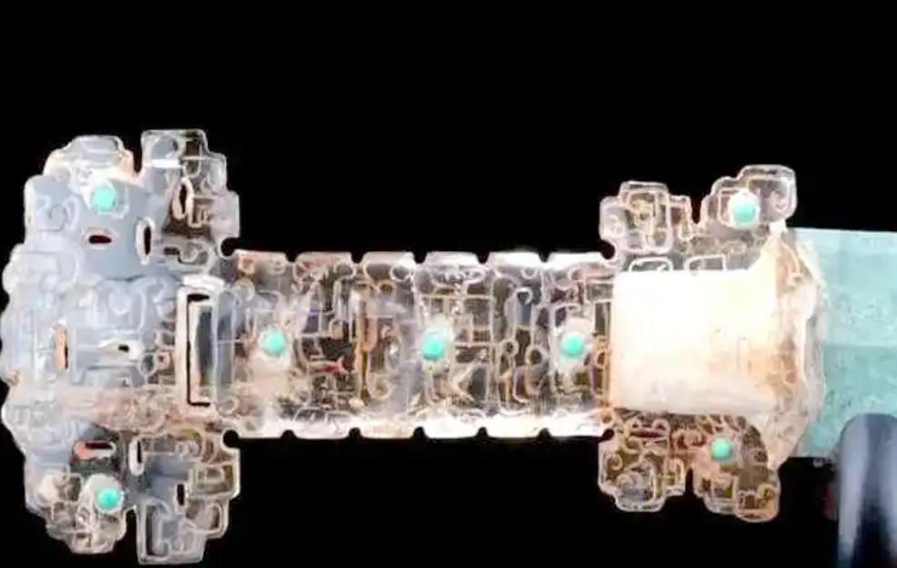 一把让老外惊呼“外星科技”的“战国水晶剑”，几年前出现在国外拍卖行。剑身是薄如蝉