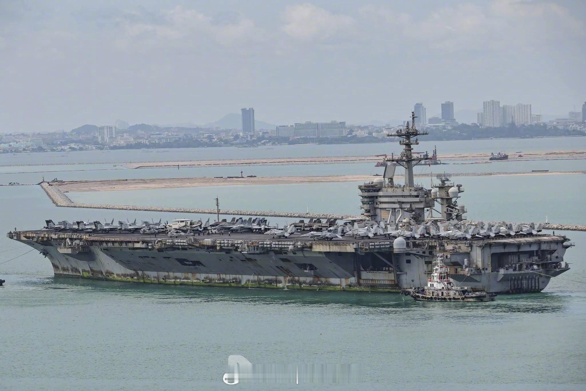 兵器影像林肯号航空母舰满身锈迹地抵达泰国！这艘巨舰显得可怜兮兮；看起来像是从波