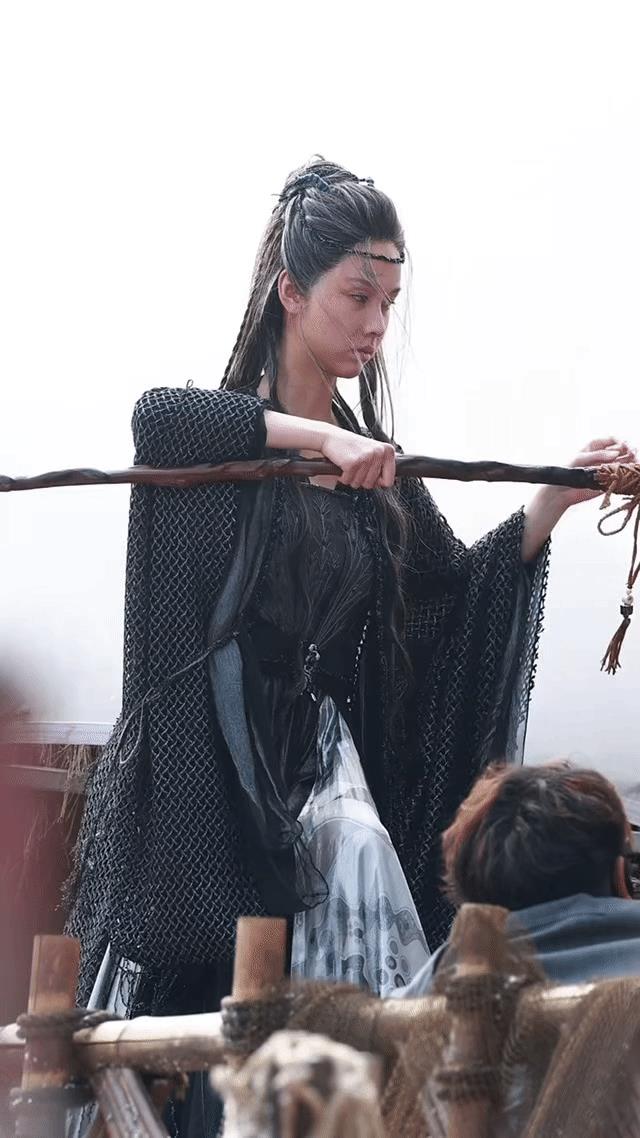 又是笑死在评论区的一天[笑着哭]陈都灵也太难了，难得放下偶像包袱扮演一下老年武侠