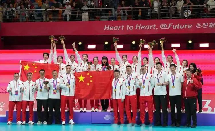 日本女排第三局10:2领先，场上球员、教练、替补席蹦得跟过年一样。0:2落后的大
