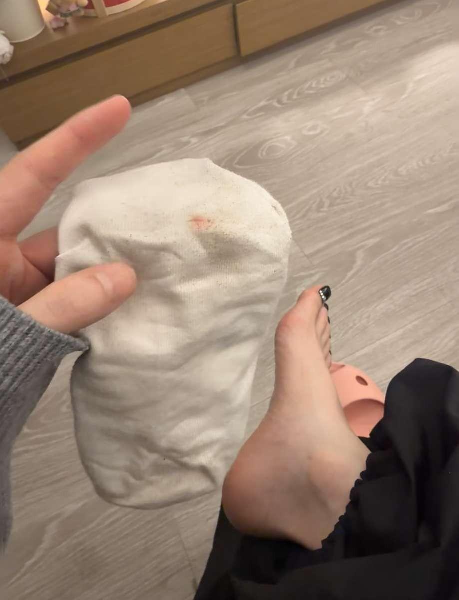 你见过最离谱的热搜是什么？我提名这个，闻臭袜子有没有危害。网上有人问，长时间