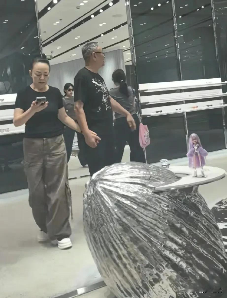 宋丹丹怎么越来年轻了，这气质一点不减当年啊，和儿媳妇穿一样的裤子，真是太酷了，和