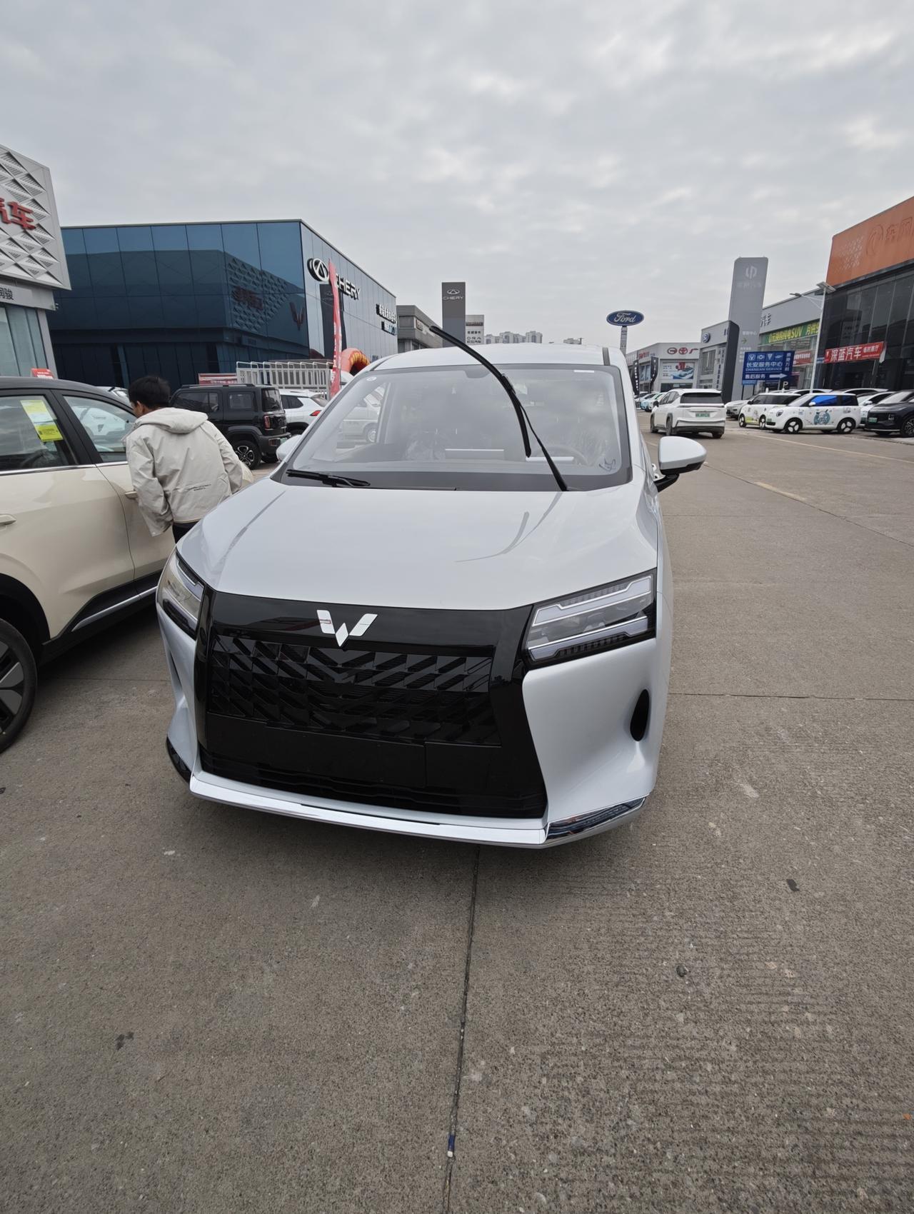 五菱星光730实车怎么样呢？今天看到了一辆新车，空间还可以，主要是车长不错，大七