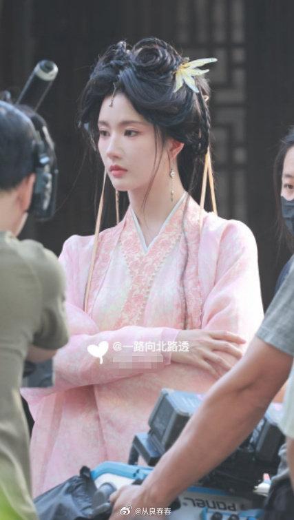 刘些宁小四的剧里面的造型天呐，怎么会有这么假的头套？​