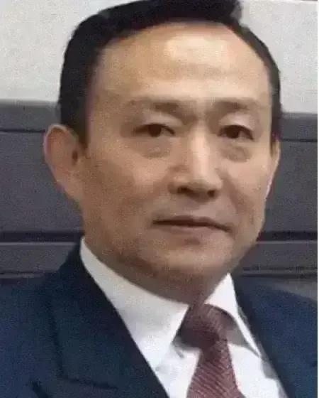 【卢麒元】“贝森特当然没有崩溃。只是，作为一个金融杀手，他无法直言他正在部署的杀