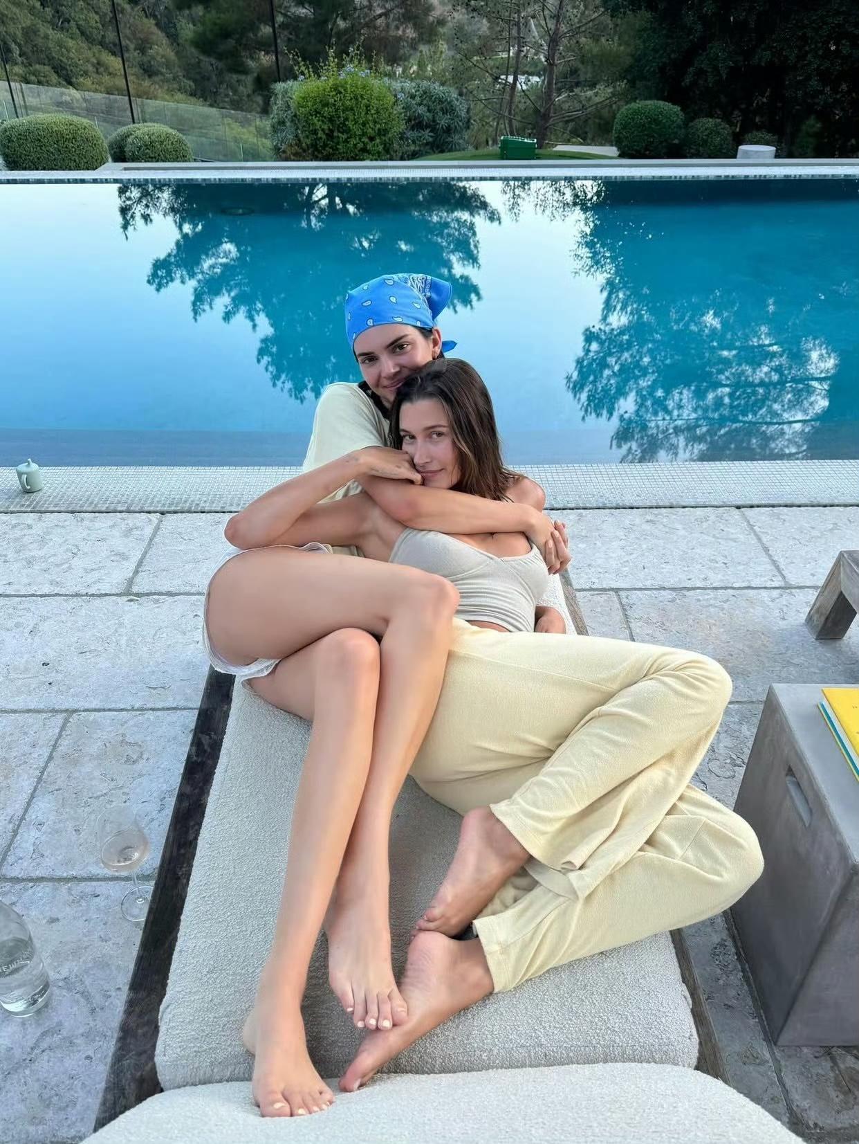KendallJenner出现在HaileyBieber的IGPost肯豆