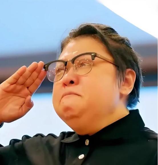 2015年，主持人曾问韩红，“你想过生一个孩子吗？”，韩红说，“想过，在我39岁