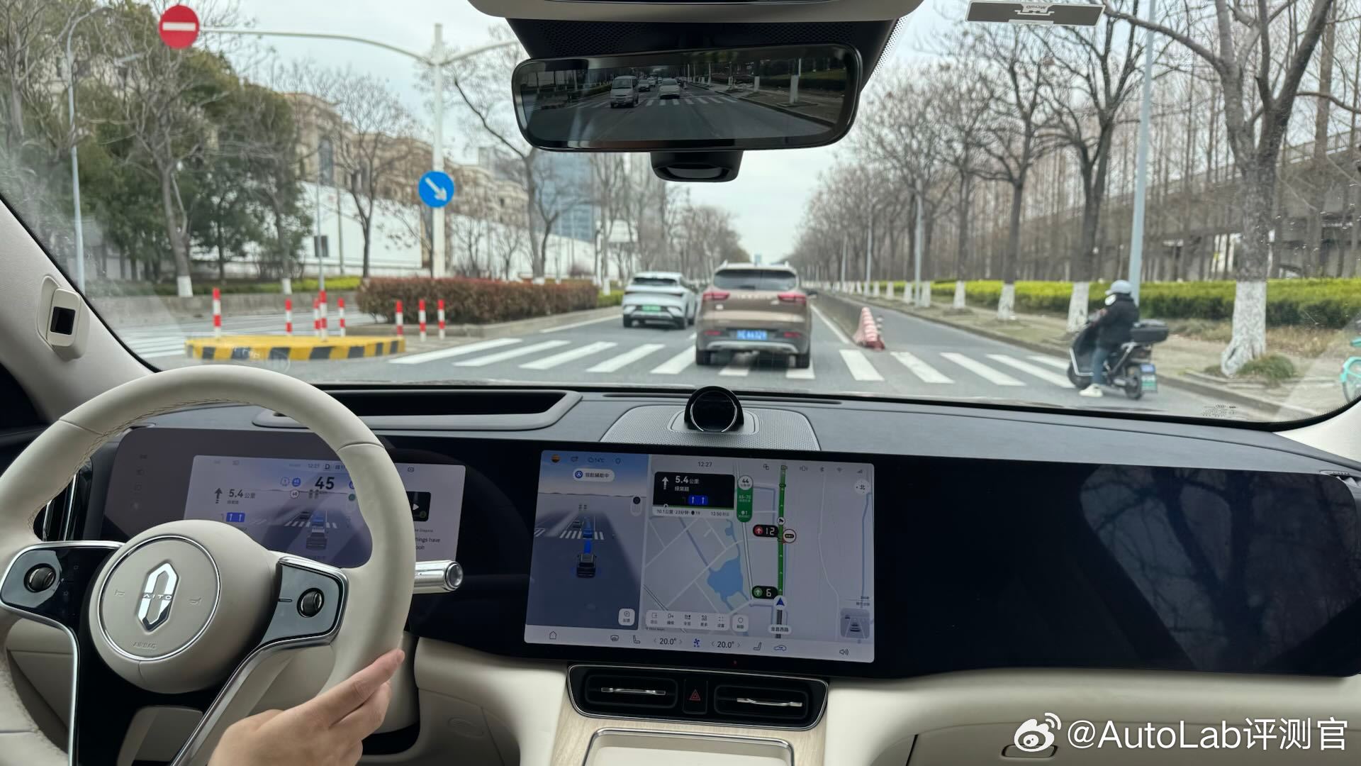 这次用问界M8的ADS4.1时，又发现一个细节，它想变道但遇来车的时候，会在对方