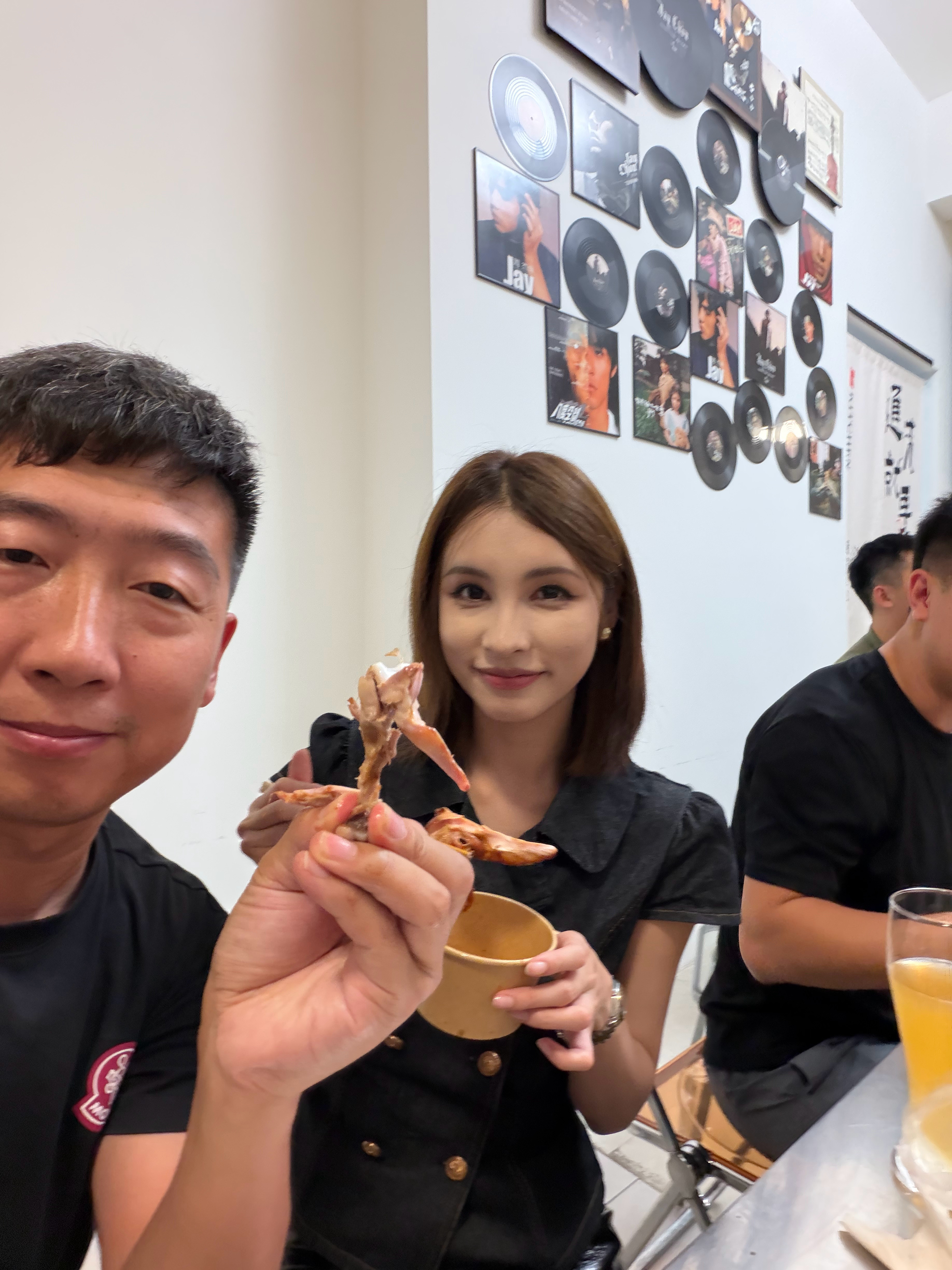 快点回来，你的店里全都是美女！