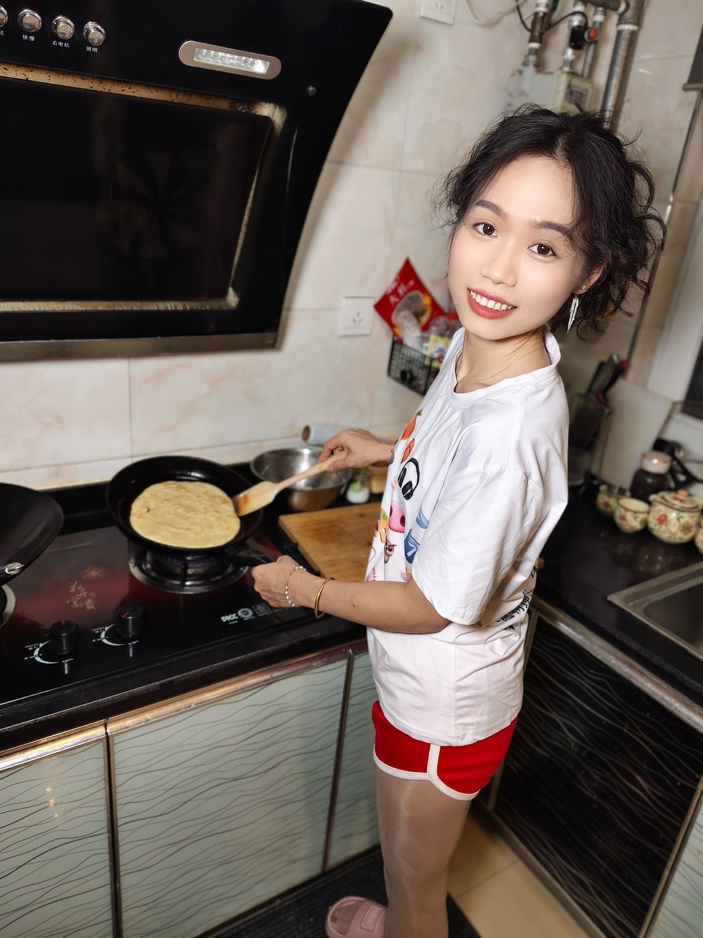 肉丝美厨娘，深夜烙个饼🫓。加班回家的治愈时刻✨给老公安排一顿简单又满足的夜宵