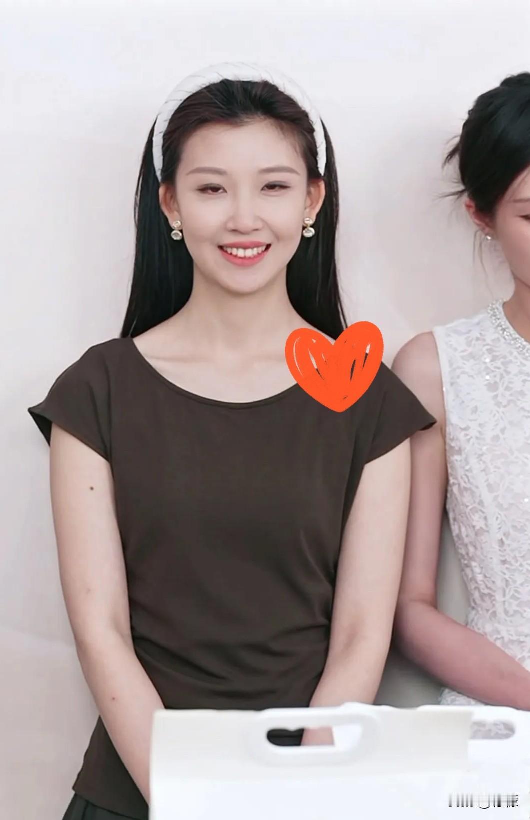 6月9日晚上，董宇辉带着一众主播和观众见面，当时有33.3万人同时在线。聊到新
