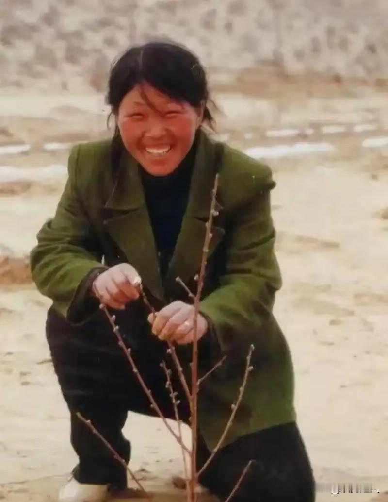 1985年，19岁的陕西姑娘殷玉珍，被父亲做主许配到了毛乌素沙漠深处。所谓婚