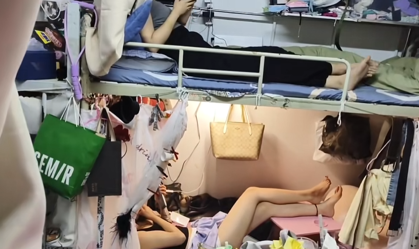 或许有一天我们都会十分怀念这个平常晚上在宿舍大家各自干着自己的事情韵涵放着静悄
