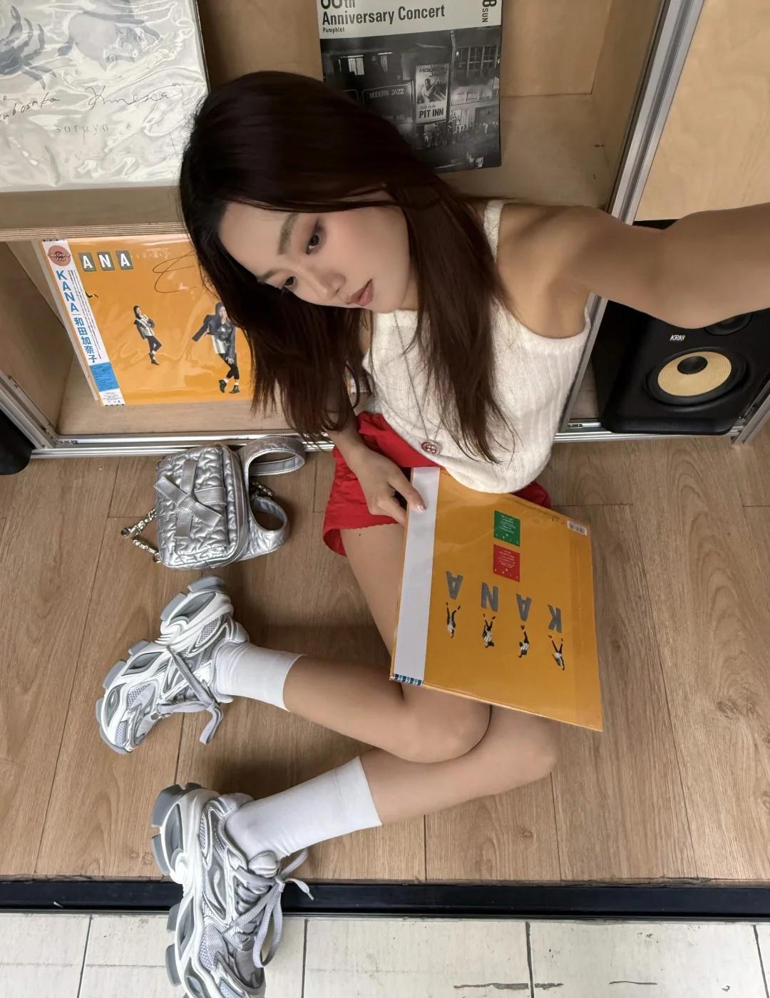 silvermademyday好久没穿老爹鞋，银色感觉增加了一点酷感走