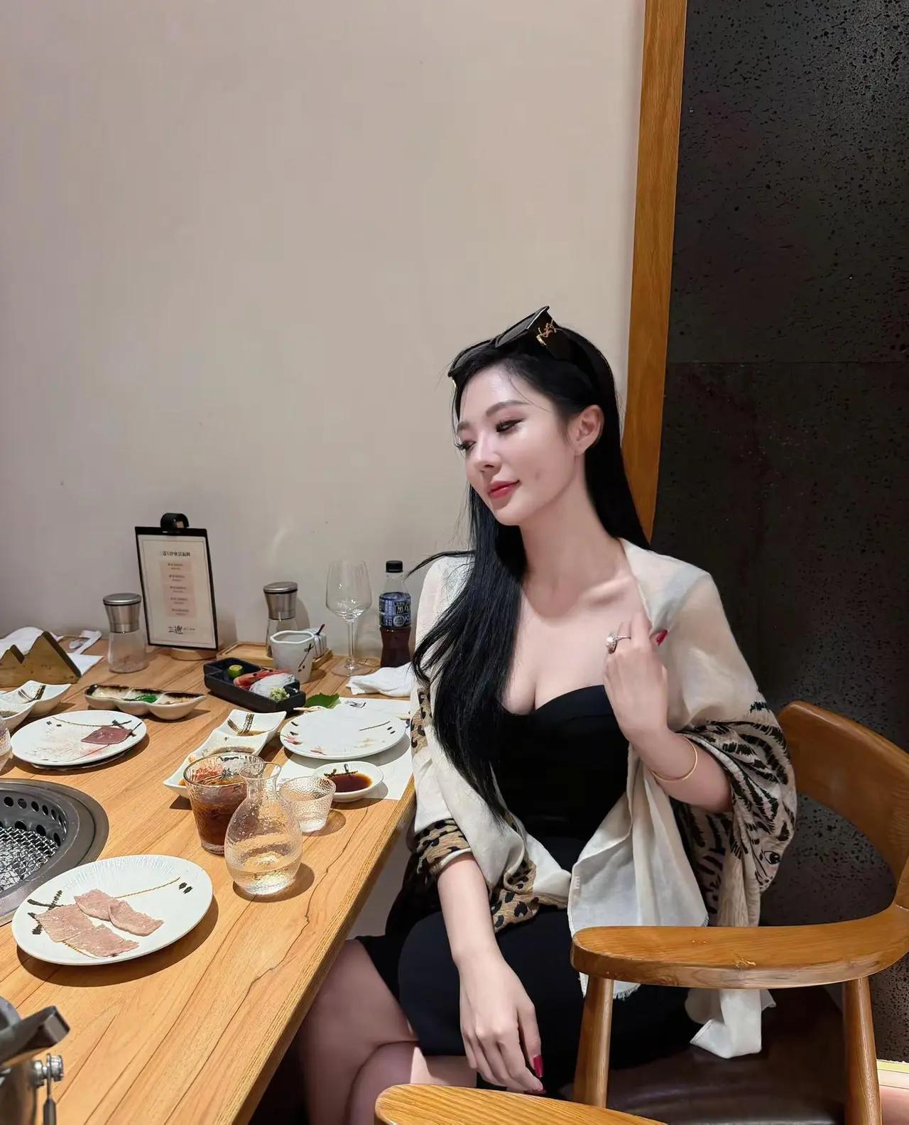 这是我见过最漂亮的美女，精致感极强。