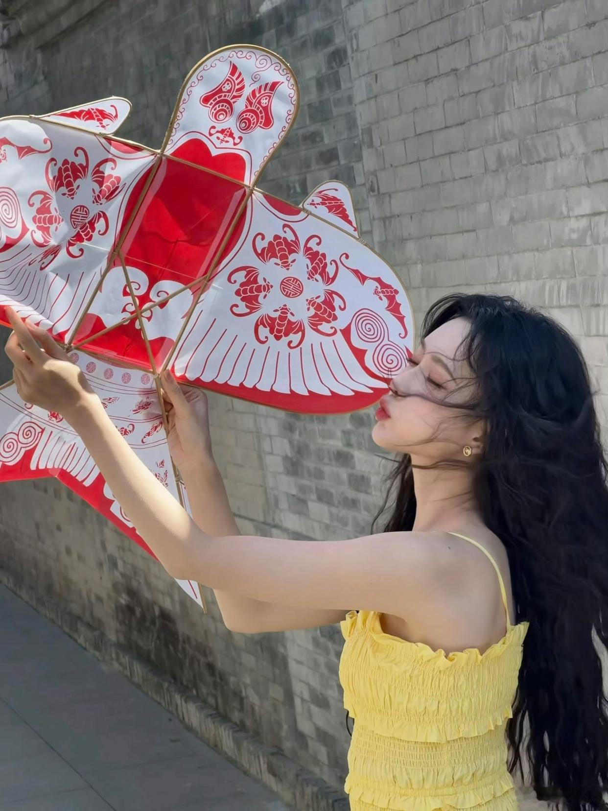 1.李小冉与老公的感情不如从前，但她频繁出来参加综艺活动，也是为了帮对方填补经济