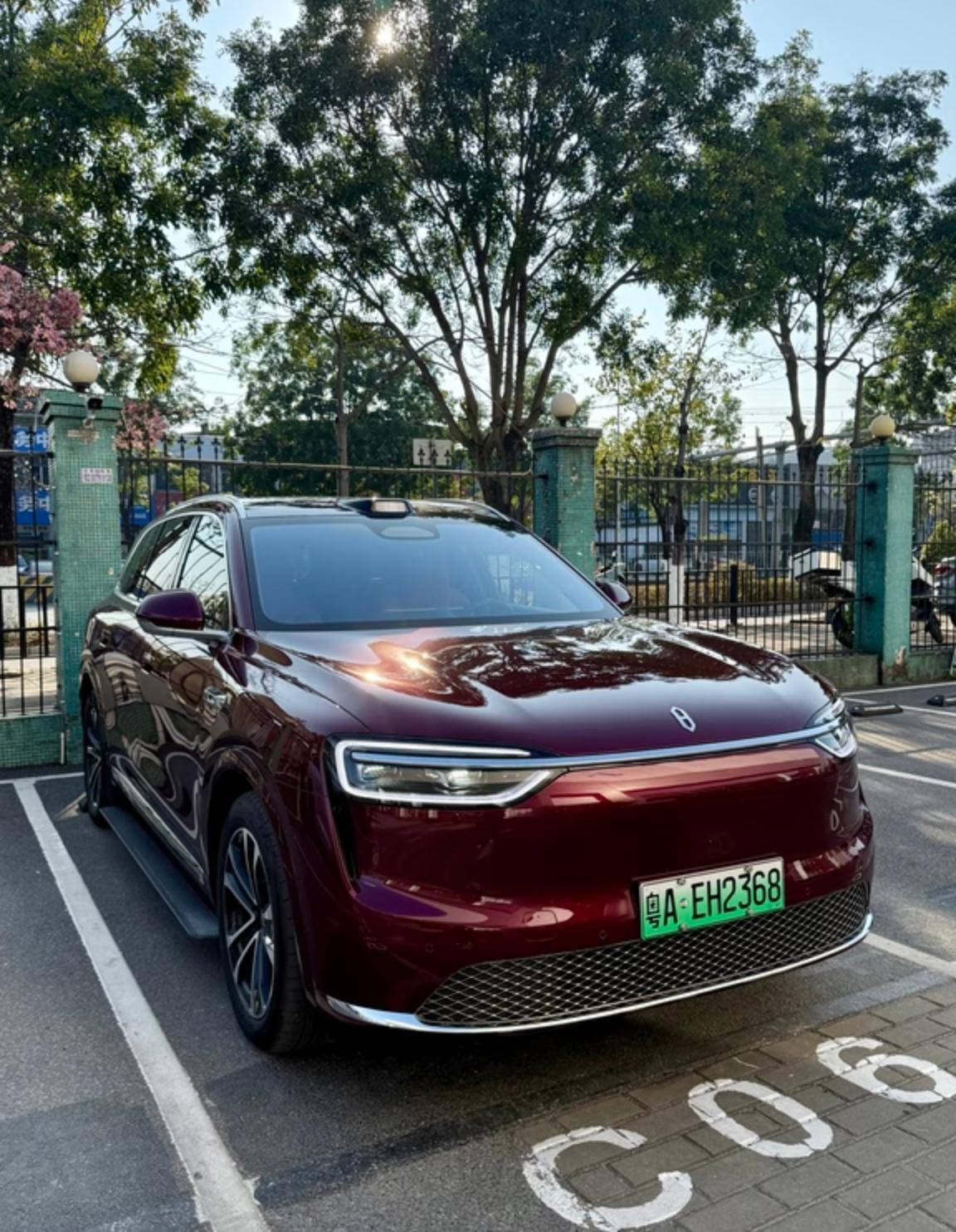 问界M7主要缺点：底盘基于油改电，滤震一般，过减速带颠簸明显，高速侧倾较大。六