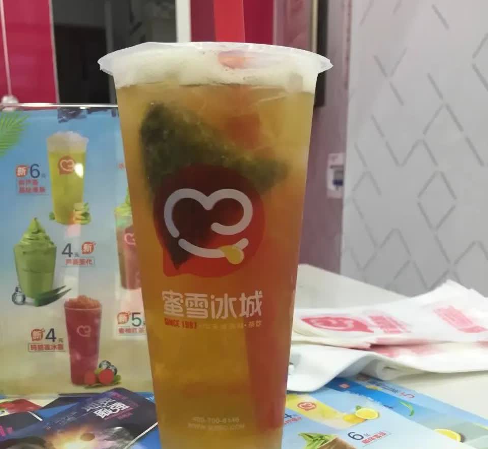 外卖平台处处是坑。昨天中午我接了个奶茶单子，没几分钟客户就给我打电话，说他着