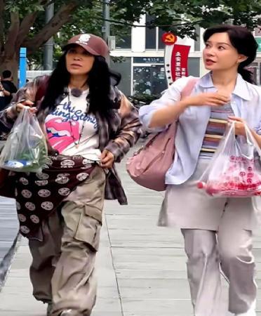 看明星穿搭总能品出点门道，那英和陈数的风格对比就挺有意思。58岁的那英穿格子衬衫