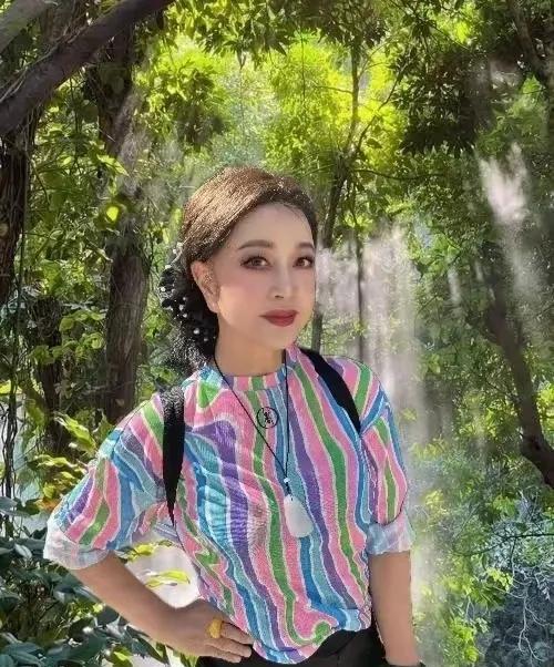 我的天啊，刘晓庆你喜欢装嫩可以理解你喜欢秀身材也可以理解，但是让人看不惯的是