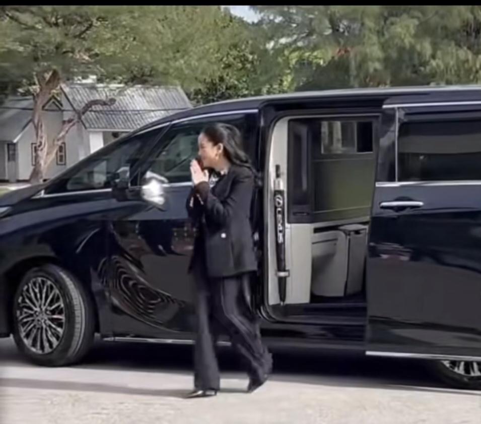 如今的佩通坦太难了，父亲他信面临再起诉，所以今天佩通坦夫妇前来探望父亲他信，给父