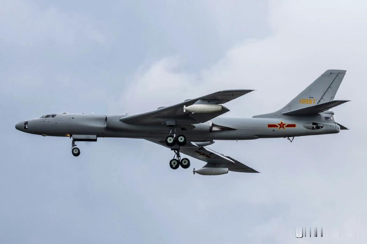 泰国民众拍摄的鹰击-2025联合演习中，我空军、海军航空兵参演主力机型。难得的