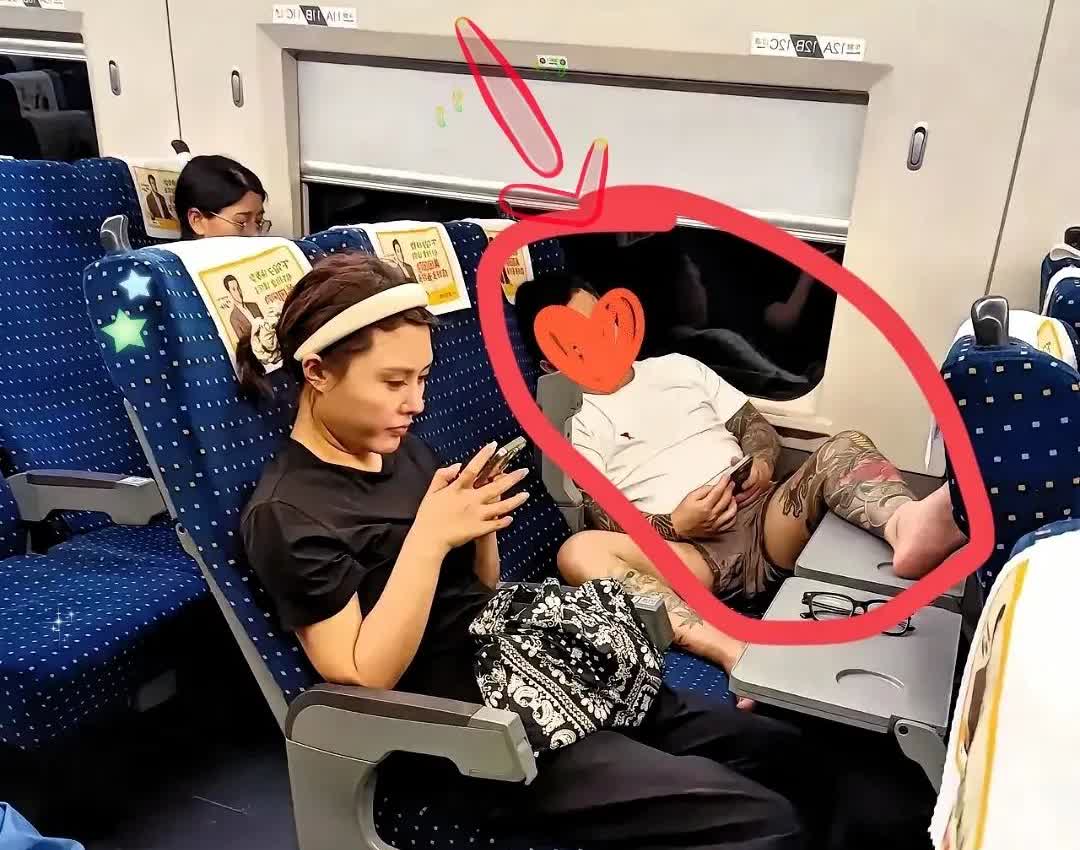 高铁上又现“人类迷惑行为大赏”！一个纹身男子穿个裤头，大喇叉着腿，脚都快