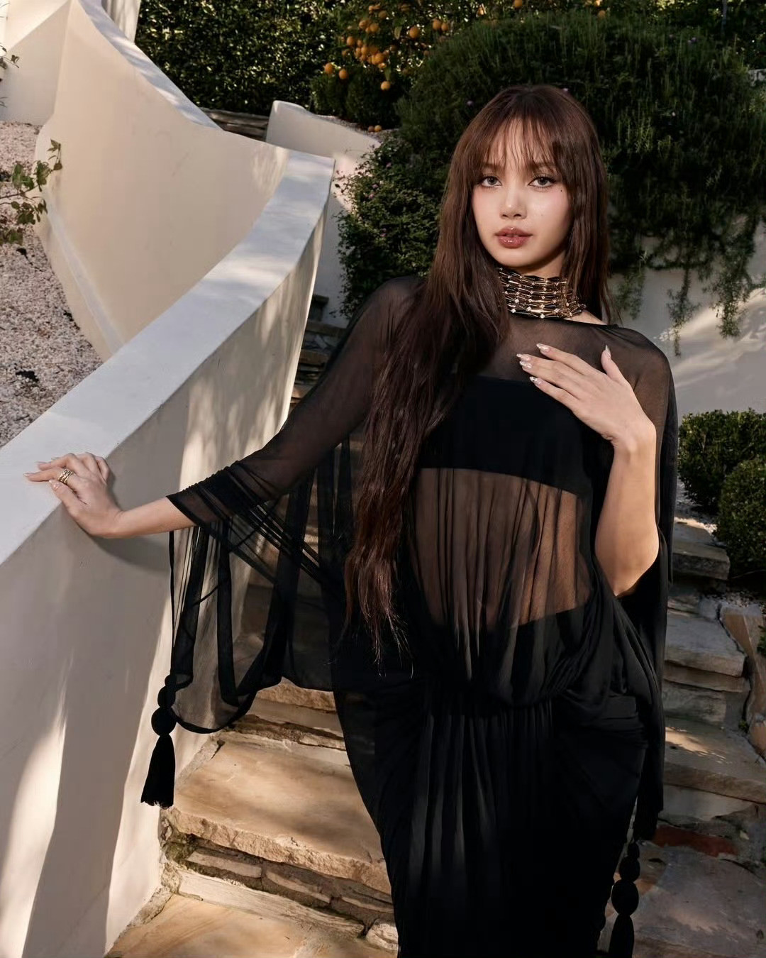 Lisa金球奖庆功派对造型告别甜妹标签！黑纱曳地长裙+慵懒大波浪，刚柔并济的穿搭