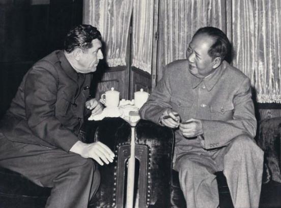 1969年。有人问毛泽东：“那我们的核弹投向哪里?”毛主席大手一挥说：“全部扔到